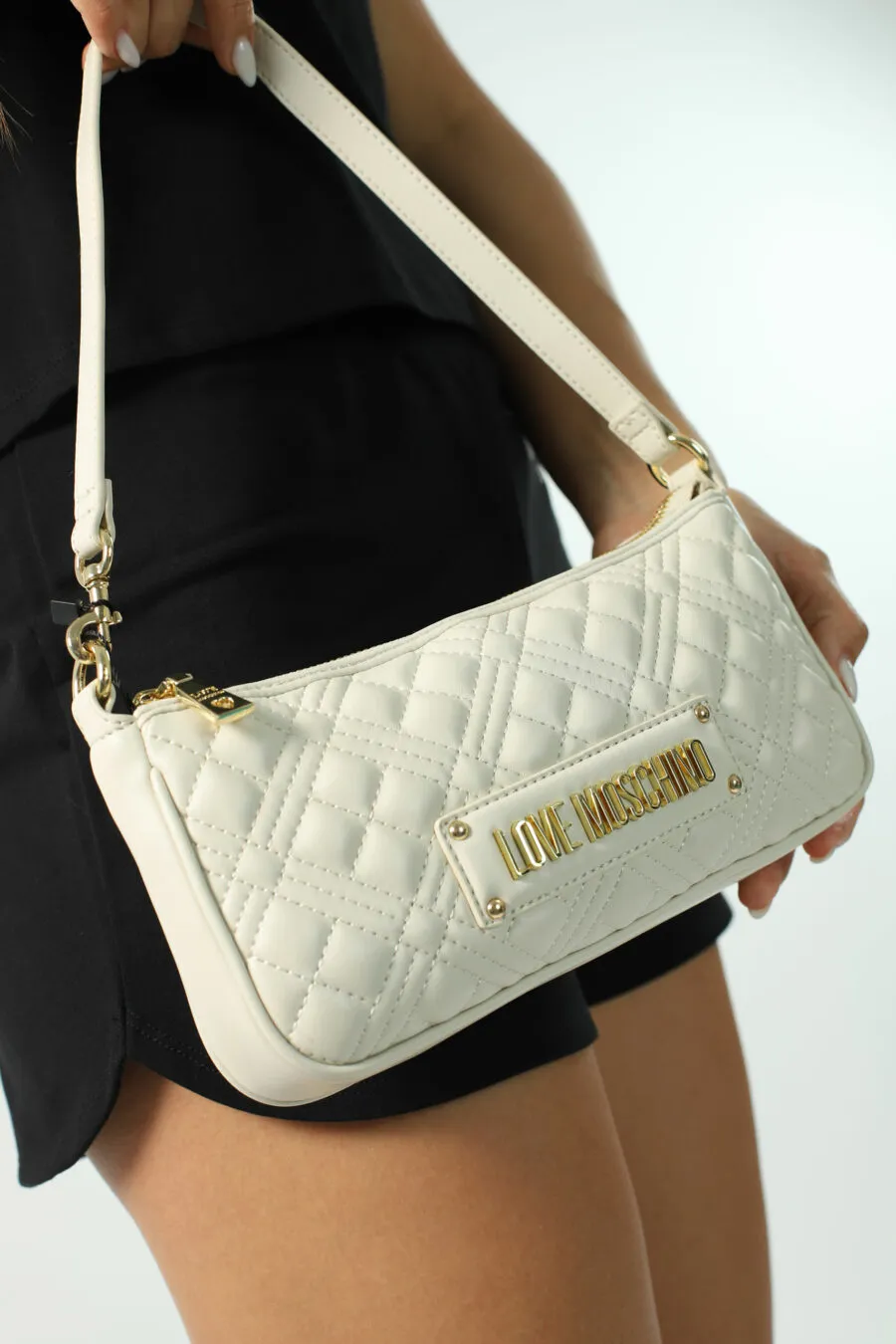 Bolso de hombro blanco acolchado y logo en dorado