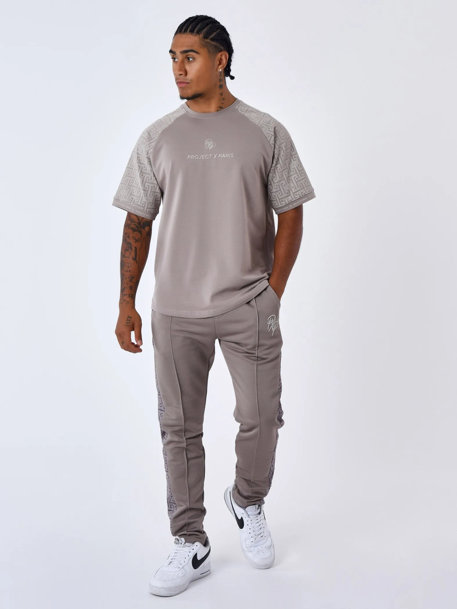Camiseta con mangas laberínticas
