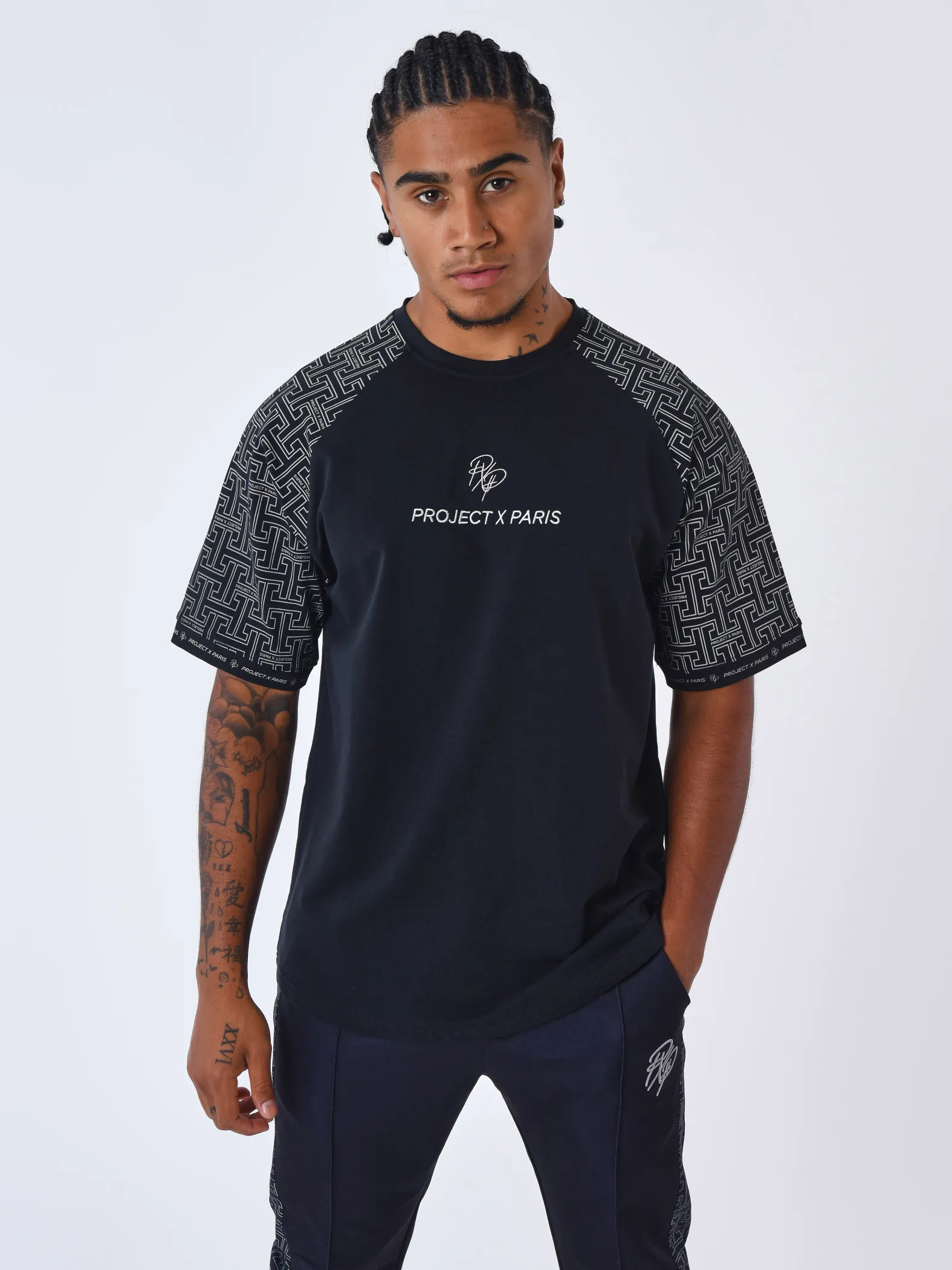 Camiseta con mangas laberínticas