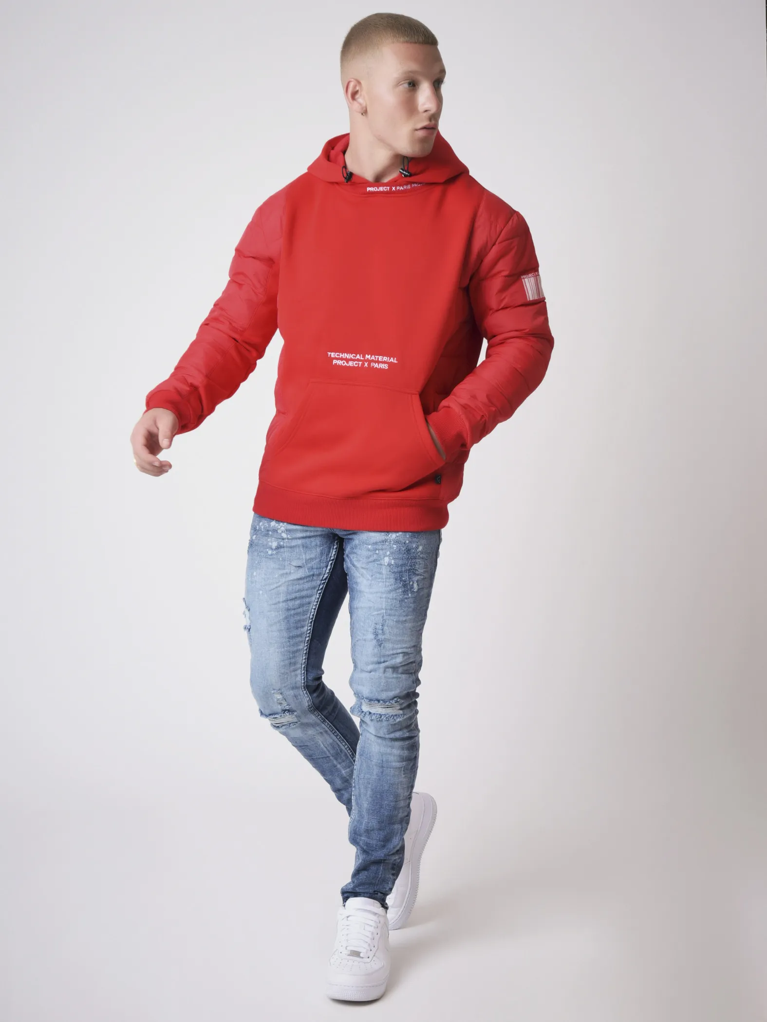 Sudadera con capucha y mangas acolchadas